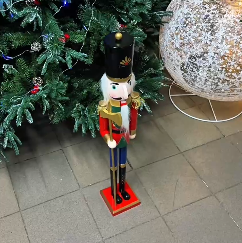 Щелкунчик с секирой Axel 90 см